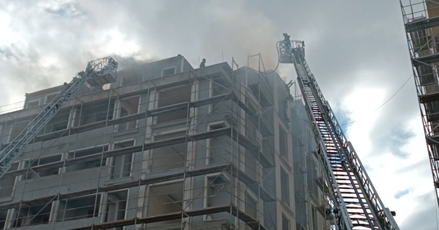 Kocaeli’de inşaat halindeki 8 katlı binanın çatısında yangın