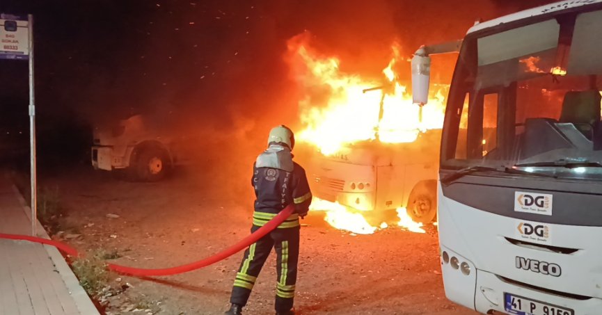 Park halindeki servis midibüsü alev topuna döndü