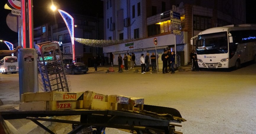 Freni boşalan park halindeki servis midibüsü markete daldı