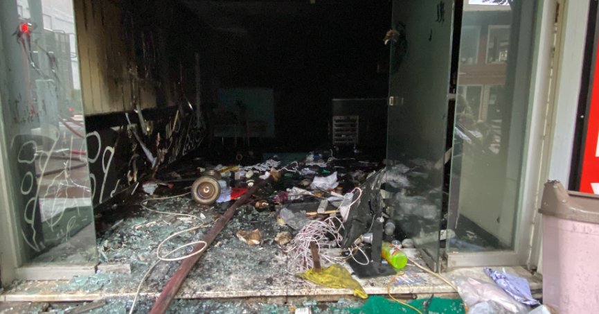 Pizza dükkanı küle döndü, sadaka kutusundaki paralar zarar görmedi