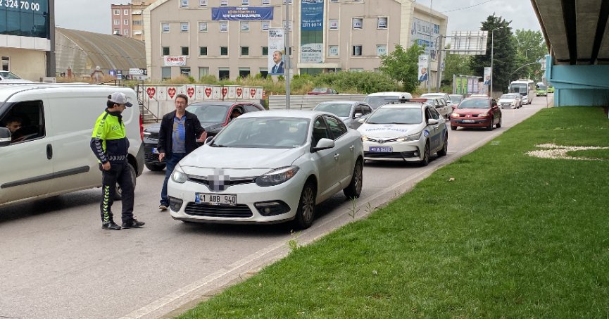 Koşarak karşıya geçen yaya otomobilin aynasına çarpıp yaralandı