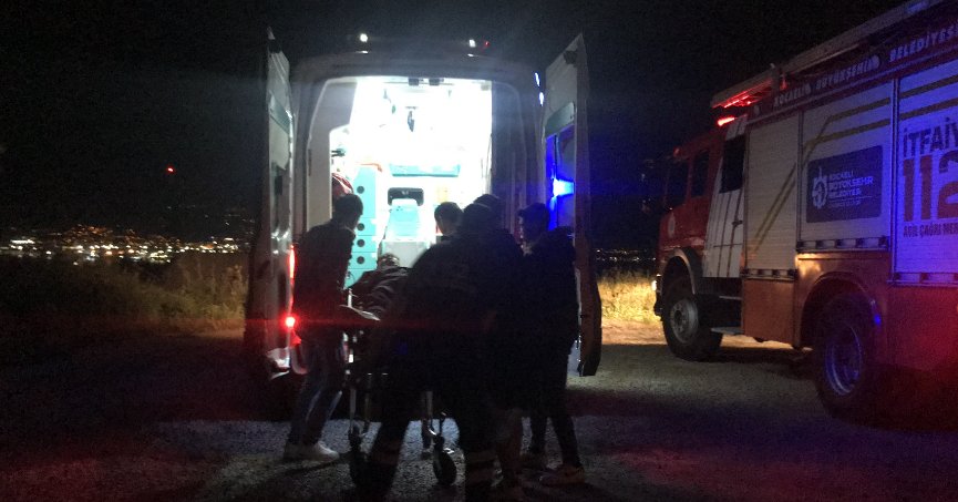 Kontrolden çıkan minibüs ağaçlık alana uçtu