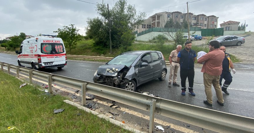 Kavşakta iki otomobil çarpıştı: 1’i bebek 3 yaralı