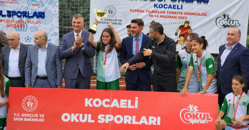 Kavaklı Adem Başoğlu Ortaokulu Kız Futbol Takımı Türkiye Şampiyonu