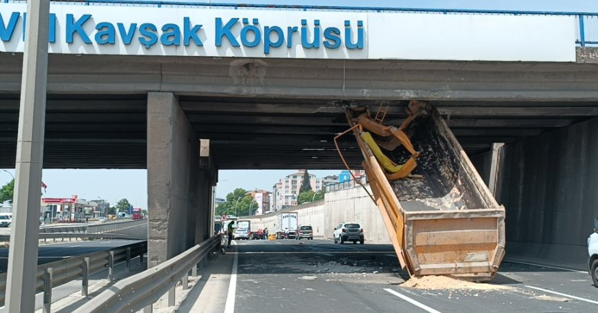 Kasası açılan tır köprüye sıkıştı: Sürücü yaralandı