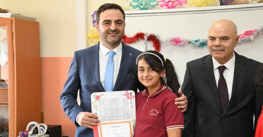 Başkan Özlü Öğrencilerin Karne Heyecanına Ortak Oldu  