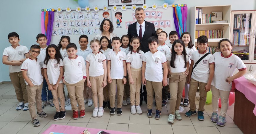 BAŞKAN SEZER, ÖĞRENCİLERİN KARNE HEYECANINA ORTAK OLDU