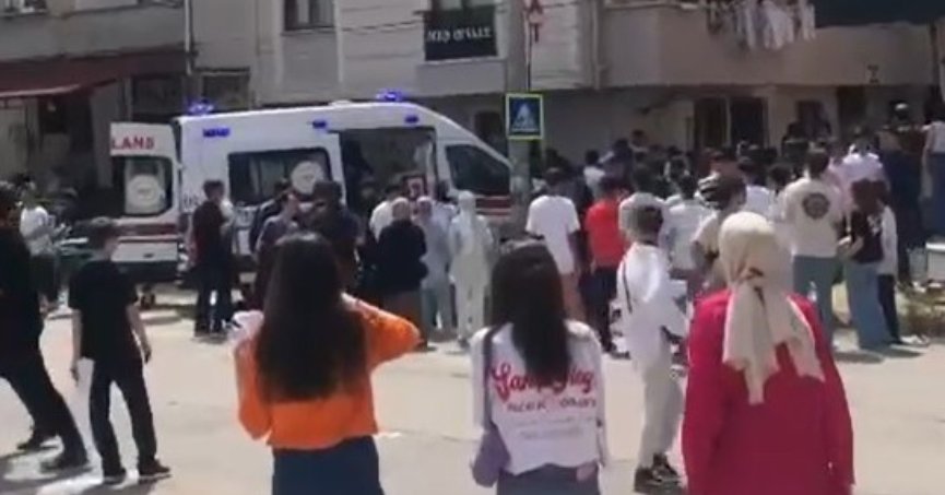 Karnesini alan öğrenci okul önünde arkadaşı tarafından tabanca ile vuruldu