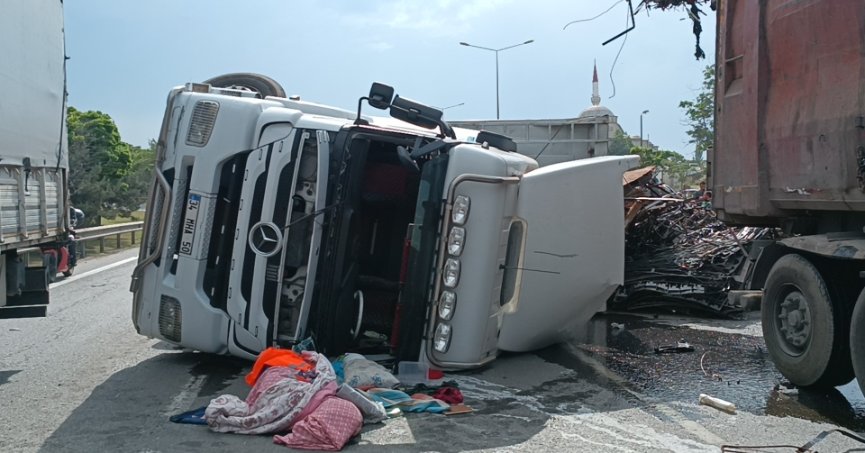 D100'de hurda yüklü tır devrildi: Yol 3 saat kapalı kaldı