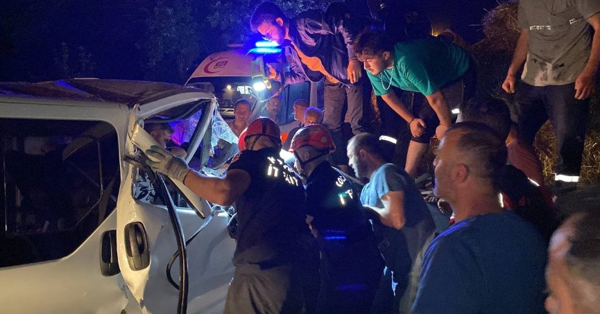 Traktöre panelvan çarptı, sıkışan yolcu için seferber oldular