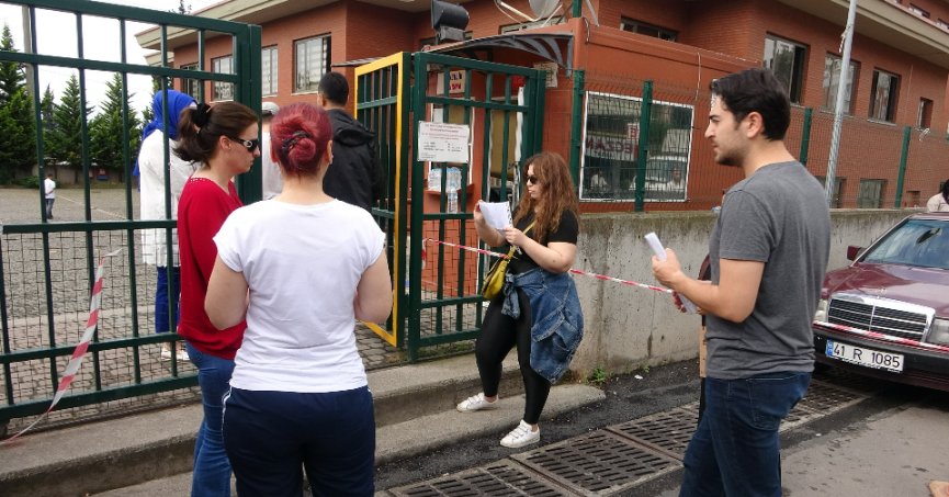 Okulun dışına çıktı, tekrar girmek isteyince 1 dakika geçtiği için sınava alınmadı