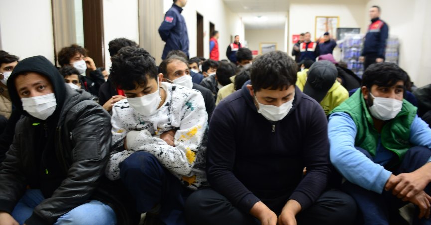 32 düzensiz göçmen sınır dışı edildi