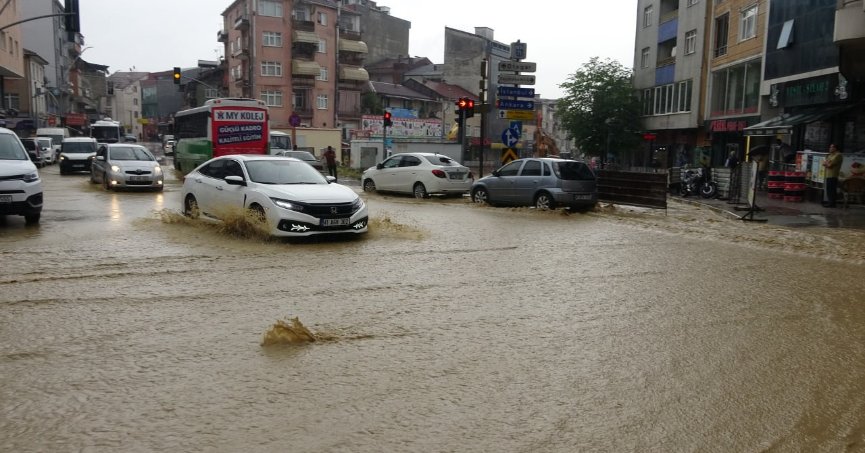Kocaeli’de yağmur caddeleri göle çevirdi