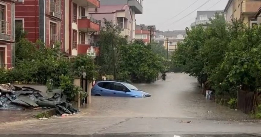 Sağanak hayatı olumsuz etkiledi: Otomobil su altında kaldı, alt geçitler göle döndü