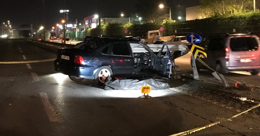 Otomobil, bariyerlere ok gibi saplandı: 1 ölü, 1 yaralı