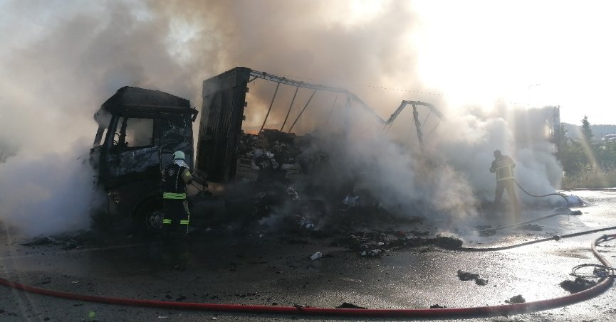 TEM'de tır alev alev yandı: O anlar kamerada