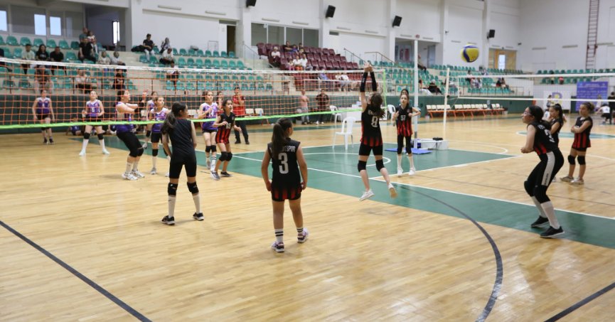 Voleybol Şenliği Sürüyor