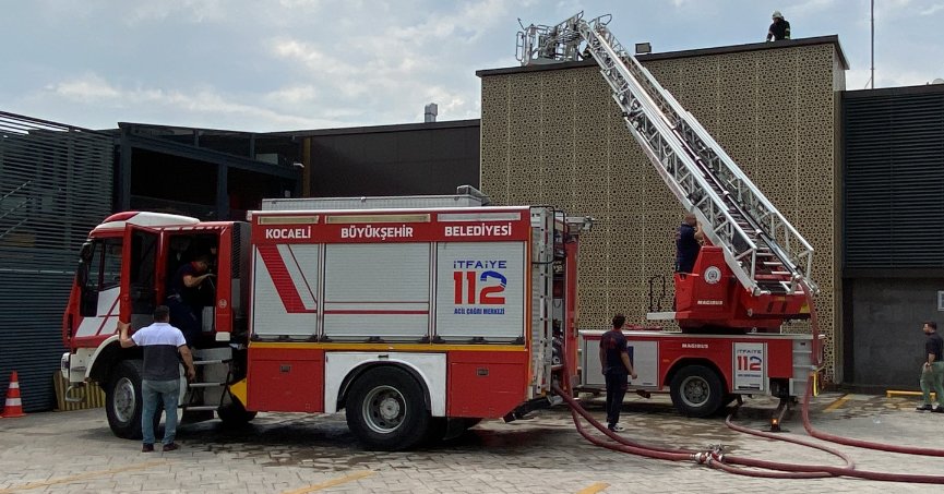 Restoranın bacasında çıkan yangın korkuttu