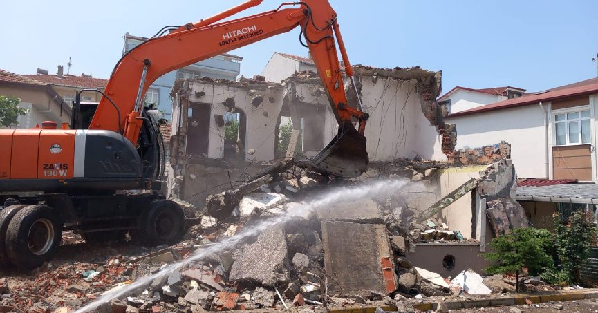 Vatandaşın güvenliği için metruk binalar yıkılıyor