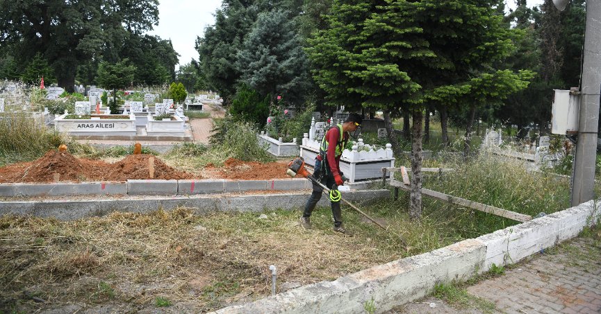 Çayırova'da mezarlıklar bayrama hazır