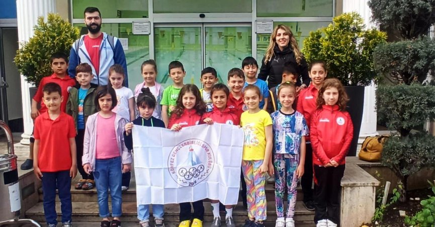 Körfezli minik yüzücülerin büyük başarısı