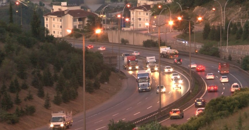 9 günlük tatil için vatandaşlar yola düştü: TEM Otoyolu Kocaeli geçişi akıcı seyrediyor
