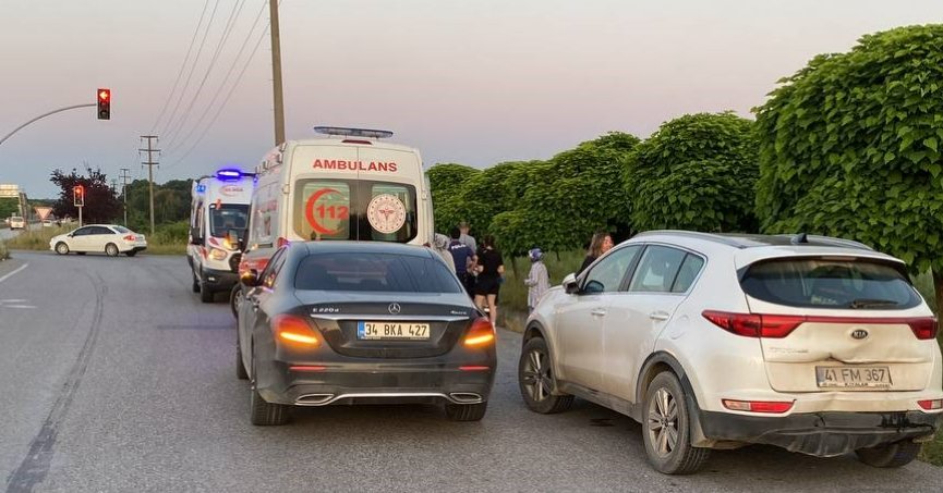Trafik ışıklarında iki araç çarpıştı: 2 yaralı