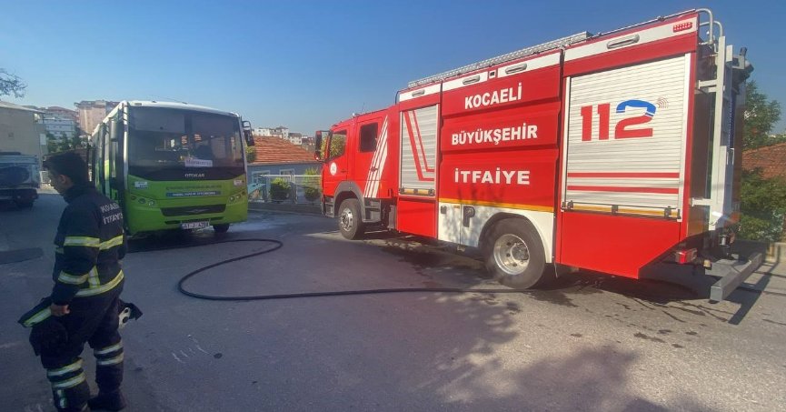 Özel halk otobüsünde yangın paniği, 10 yolcu tahliye edildi