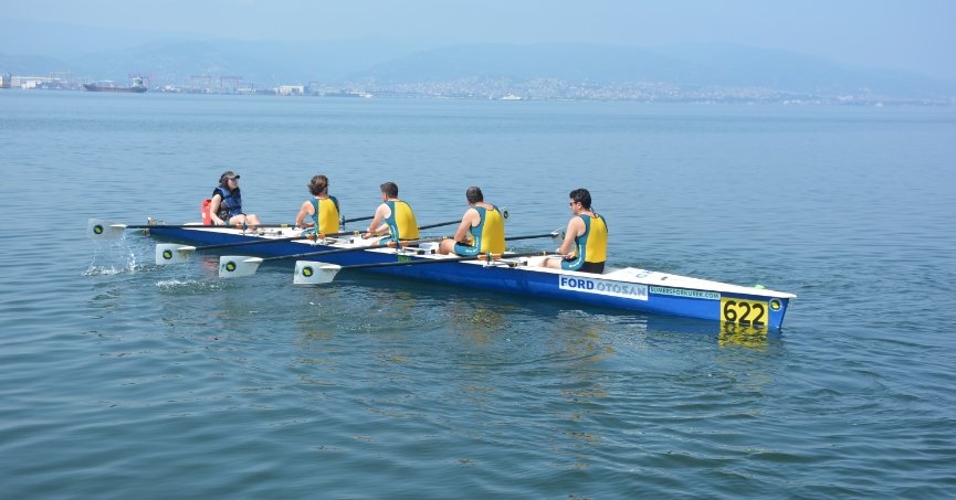 İzmit Körfezi’nde kürekçilerin kıyasıya mücadelesi ikinci gününde tüm hızıyla sürüyor