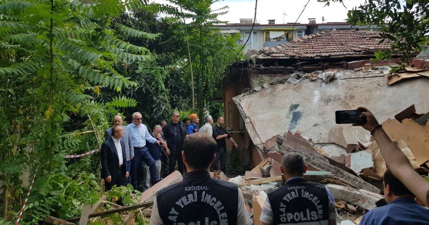 Metruk evde yıkım sırasında sundurma çöktü: 2 kişi hayatını kaybetti