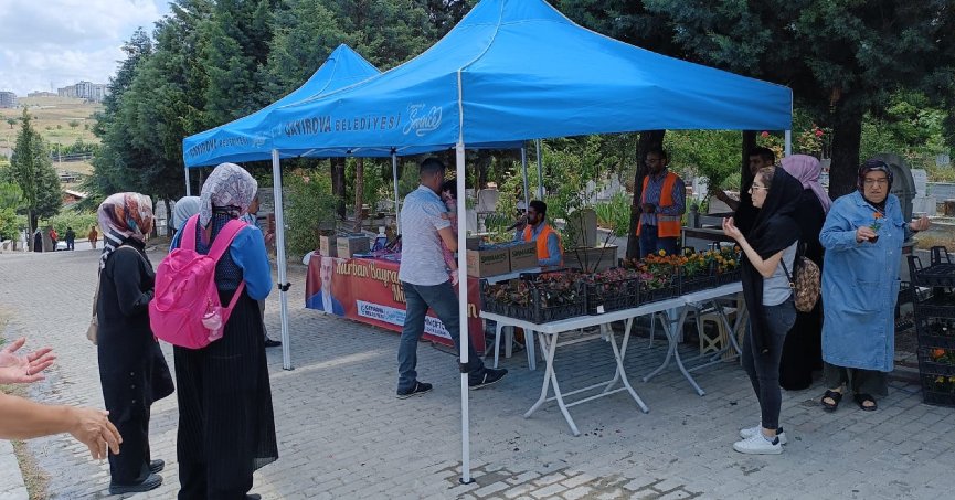 Mezarlık ziyareti yapan vatandaşlara çiçek dağıtıldı