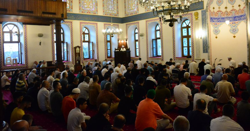 Kocaeli’de vatandaşlar bayram namazı için camileri doldurdu