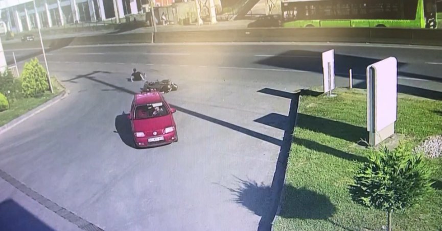 Benzin istasyonu girişinde motosiklet ve otomobil çarpıştı: Kaza anı kamerada