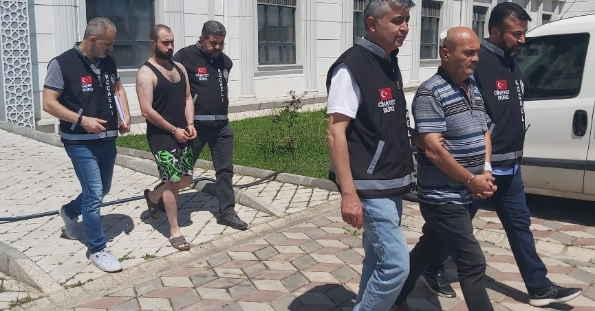 Tartıştıkları komşularını baltayla ağır yaralayan baba ve oğul tutuklandı