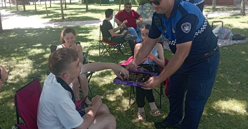 Vatandaşlara çikolata ikramı