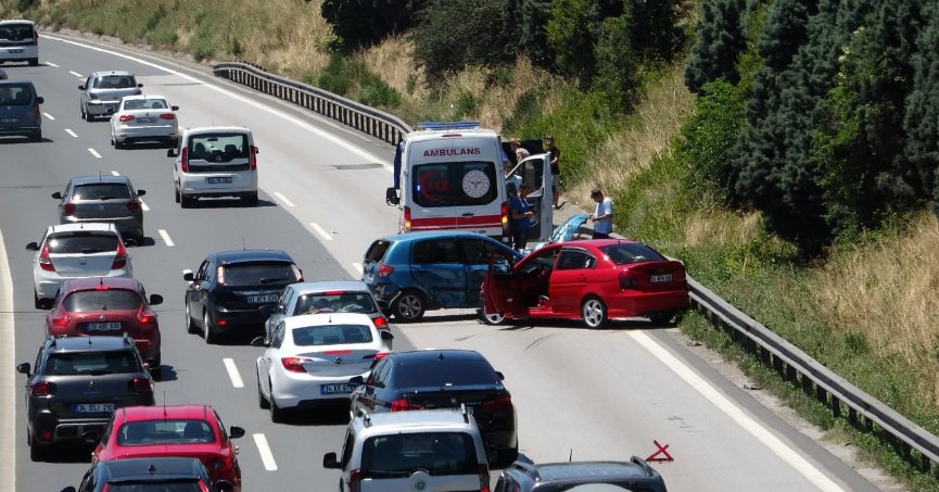 TEM'de 2 otomobil çarpıştı, uzun araç kuyruğu oluştu