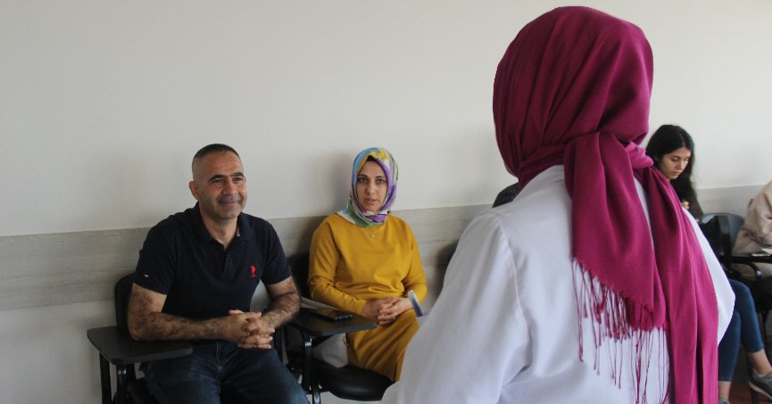 İşitme engelli ikizinin sesi oldu