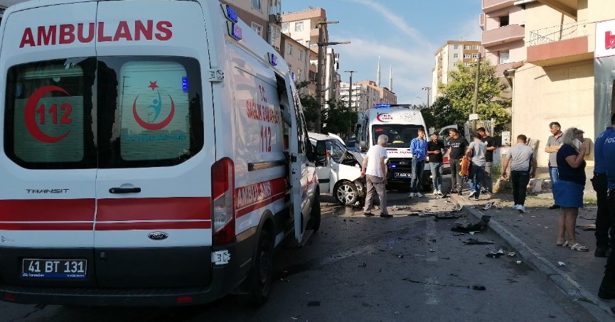 SUV tipi araç, çarpıştığı hafif ticari aracın üstünden atladı: 1 yaralı