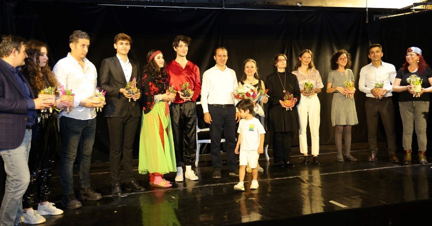 “Aşk Her Zaman Güzeldir” sahne aldı