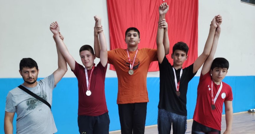 Körfezli güreşçiler il seçmelerinde kürsüde