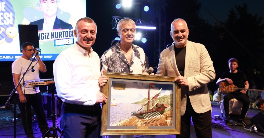 Cengiz Kurtoğlu, şarkılarıyla Karamürsel’i salladı