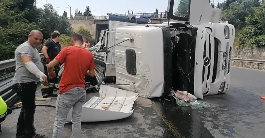 Virajı alamayan tır devrildi: Araçta sıkışan sürücü kazayı hafif sıyrıklarla atlattı