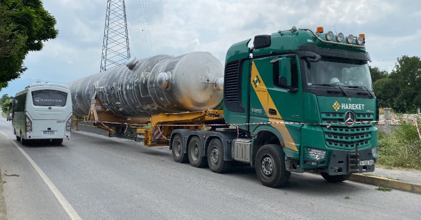 55 metre uzunluğunda yükle kavşaktan geçemedi, yolda kaldı