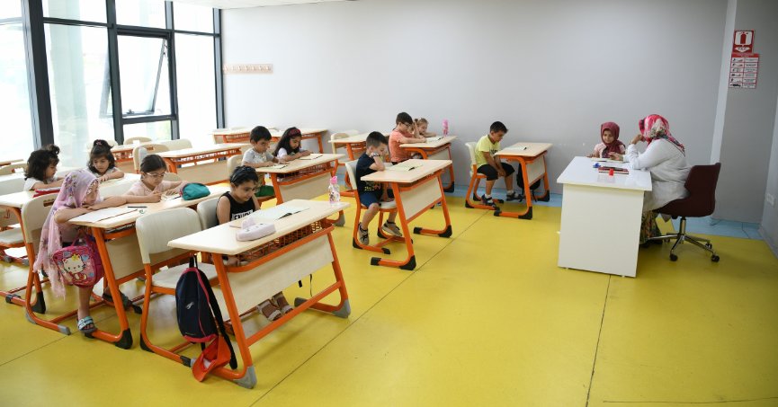 Öğrenciler tatili öğrenerek geçiriyor