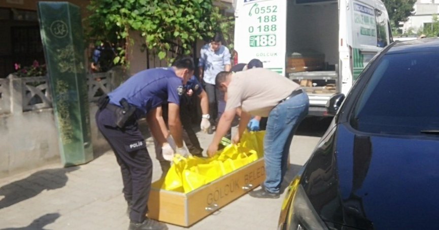 Eşinin boğazını kesip 12 yerinden bıçaklayan sanık: 