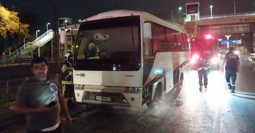 Midibüste çıkan yangına, şans eseri yoldan geçen arama kurtarma ekibi müdahale etti