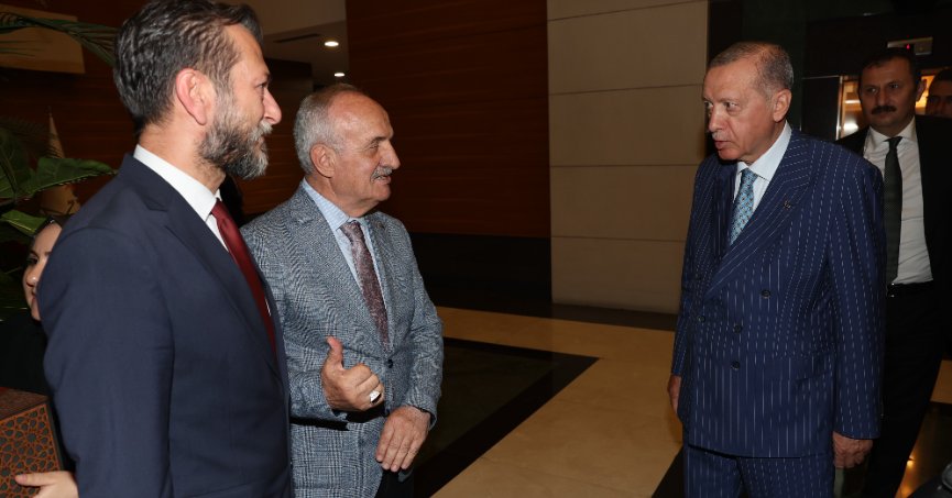 Aygün, Cumhurbaşkanı Erdoğan'a Çenesuyu'nun cam şişe ürününü takdim etti