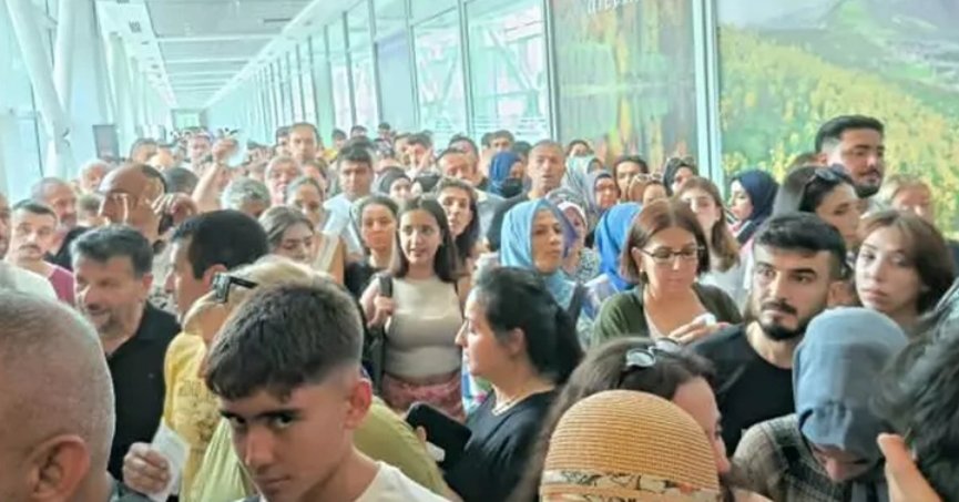 Telefonların kayıt harcı 20 bin lira oldu, Sarp Sınır Kapısı'nda yoğunluk oluştu