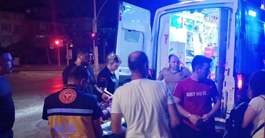 Yolun karşısına geçmek isteyen kadına otomobil çarptı