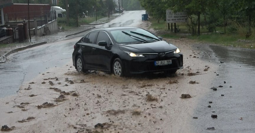 Şiddetli bastıran yağmur sebebiyle yollar çamur ve taş içinde kaldı